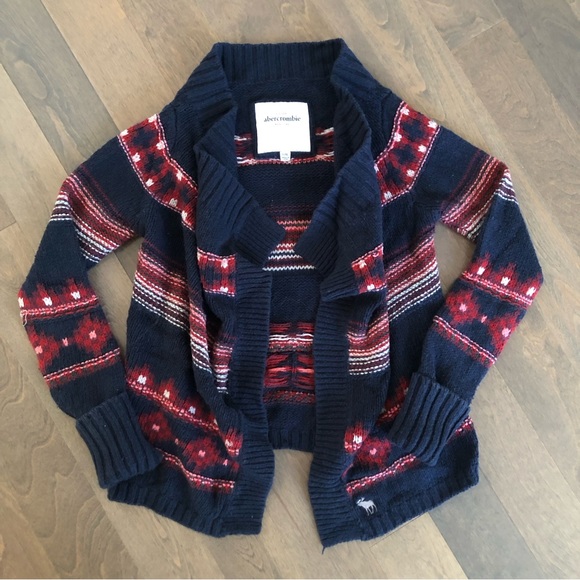 Warm and Cozy Nordic Knit Blanket Cardigan - Picture 2 of 10